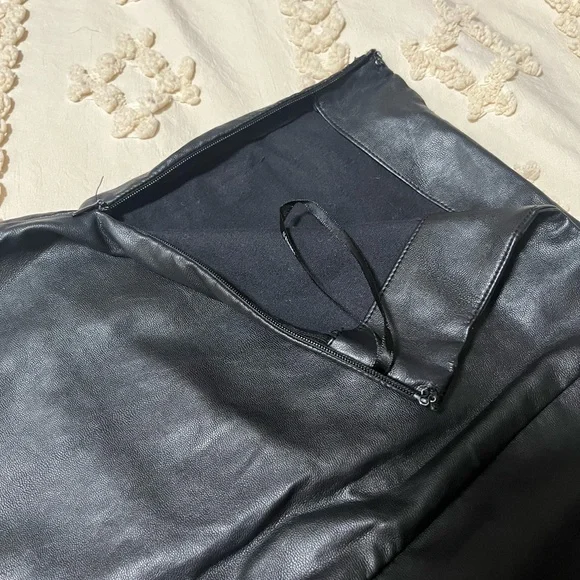 Black leather studded skirt size small - Picture 4 of 4
